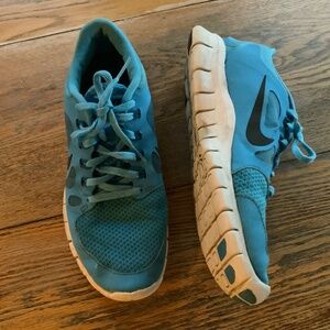 NIKE turquoise blue sneaker/nice condition/7Y